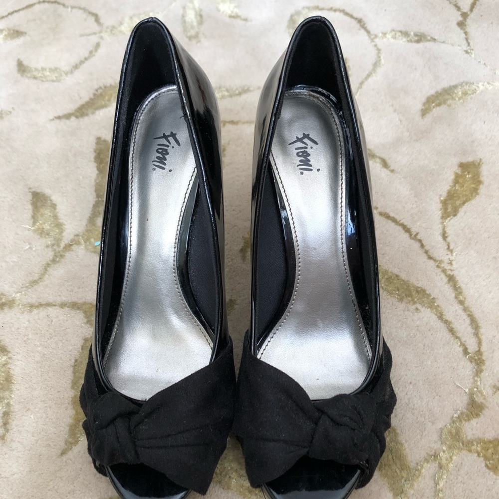 black bow heels